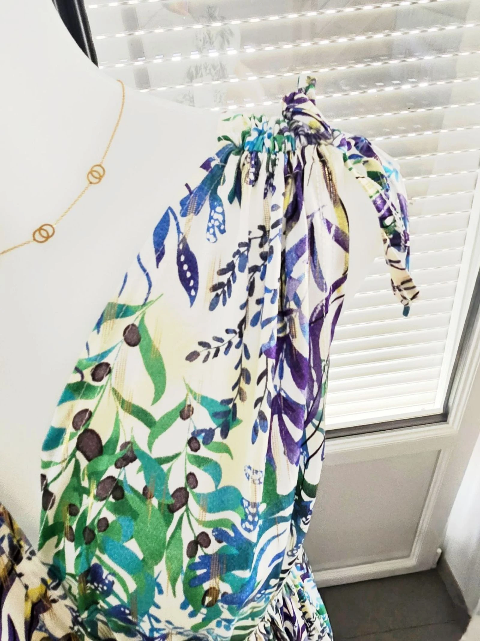 Robe magique blanche bleu vert jaune violet dorée  – photo 2